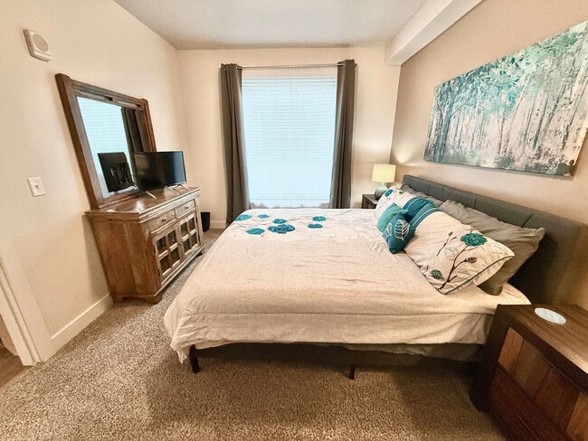 Building Photo - 460 E 400 S