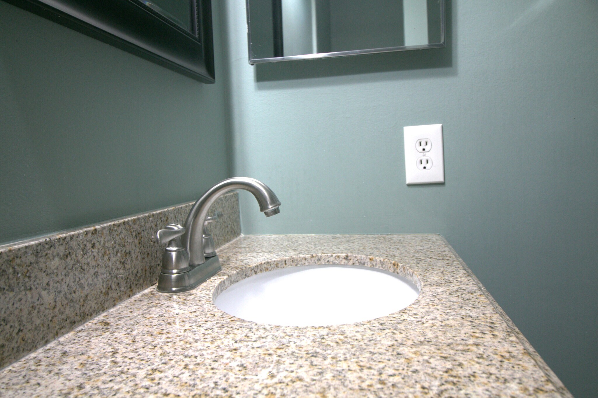 Building Photo - 480 Fox Hills Dr N