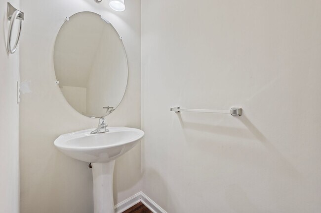 Building Photo - 2 Bedroom, 2.5 Bath townhome in Thompson Ridge with new LVP flooring downstairs.