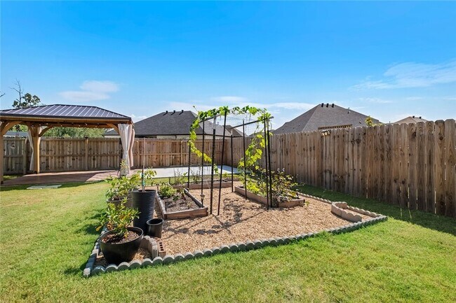 Building Photo - 230 Bequette Ln