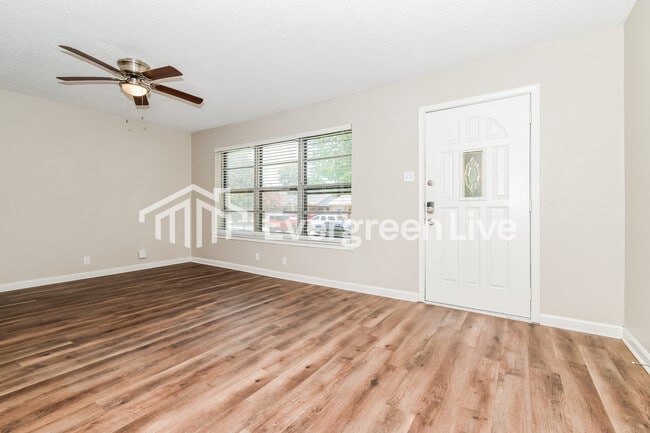 Building Photo - 3504 Hilton Dr