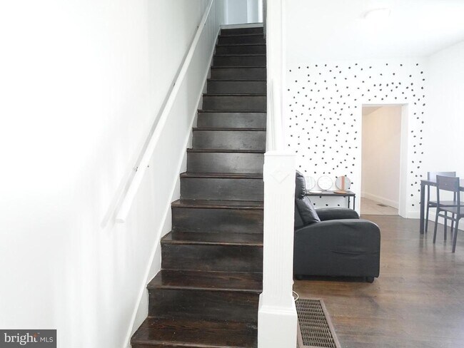 Building Photo - 6139 Larchwood Ave