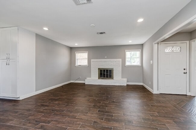 Building Photo - 1719 Longhorn Dr