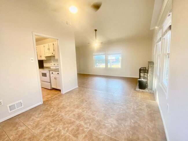 Building Photo - Sugarland Run Neighborhood |4bd  2bth 1921 sqft House | Large Yard