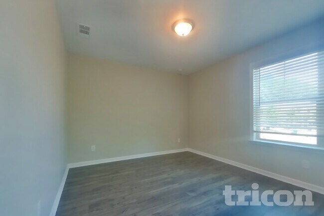 Building Photo - 305 Knowles Pl