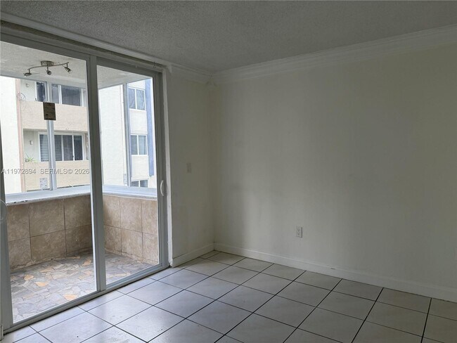 Building Photo - 10000 NW 80th Ct