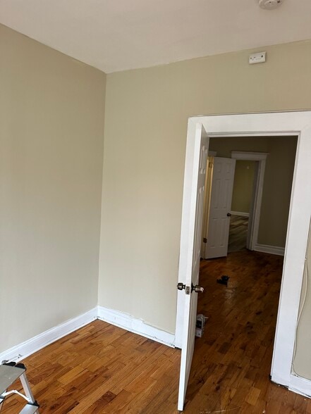 Building Photo - 422 Jelliff Ave