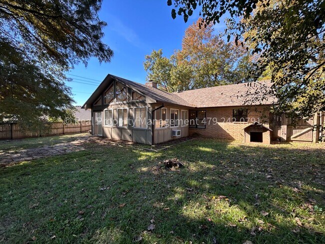 Building Photo - RENT READY! Charming 3 bed 2 bath home in the Eastside of Fort Smith!
