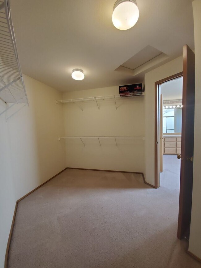 Building Photo - 4-Bedroom, 2.5-Bath located in Horn Rapids...
