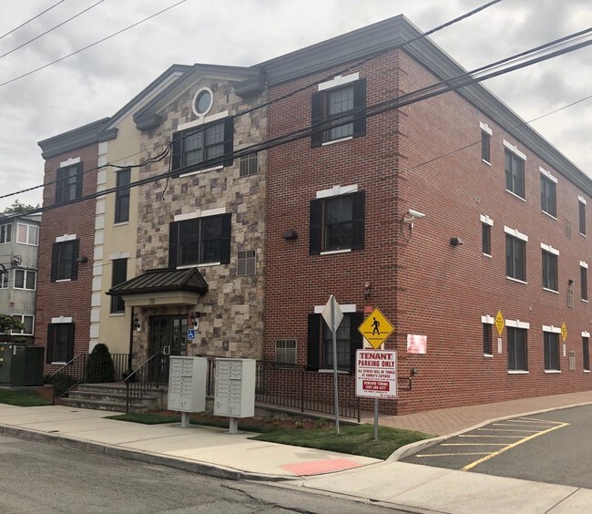 Building Photo - 30 Elm