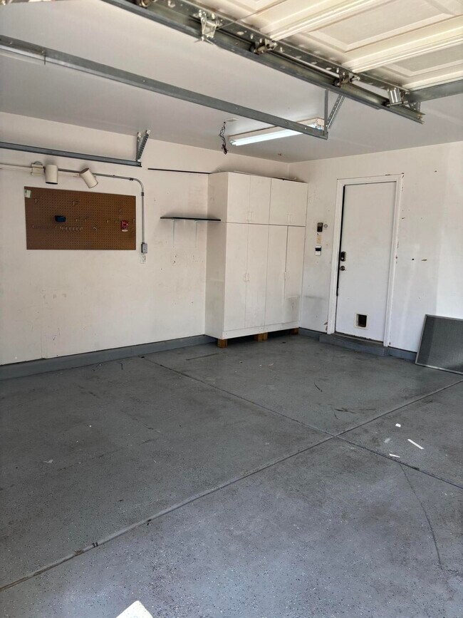 Building Photo - 7123 Husky Dr NE
