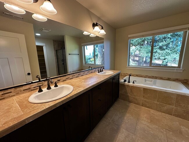 Building Photo - Beautiful 4-Bedroom Home in the Hills of W...
