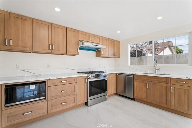 Building Photo - 10121 Eagle Ave