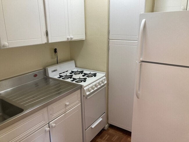Building Photo - Fantastic Studio in Adams Morgan - Utilities Included - Available Now!