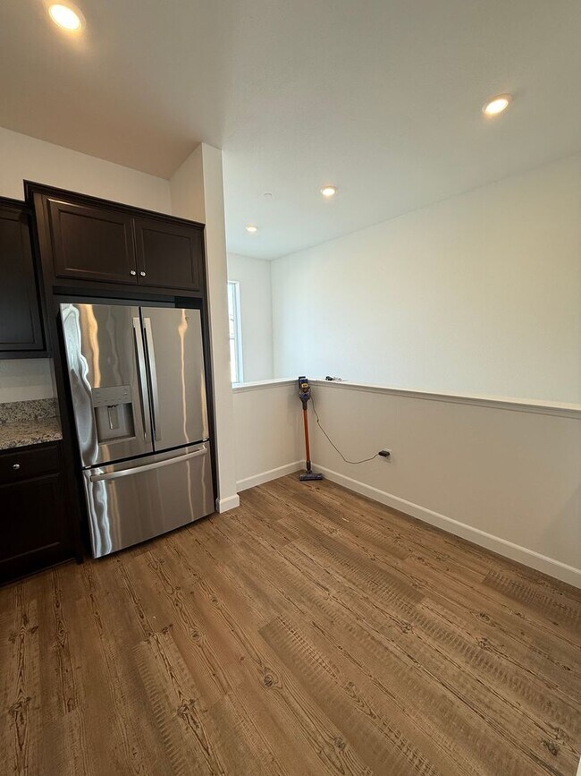 Building Photo - LAKE VIEW