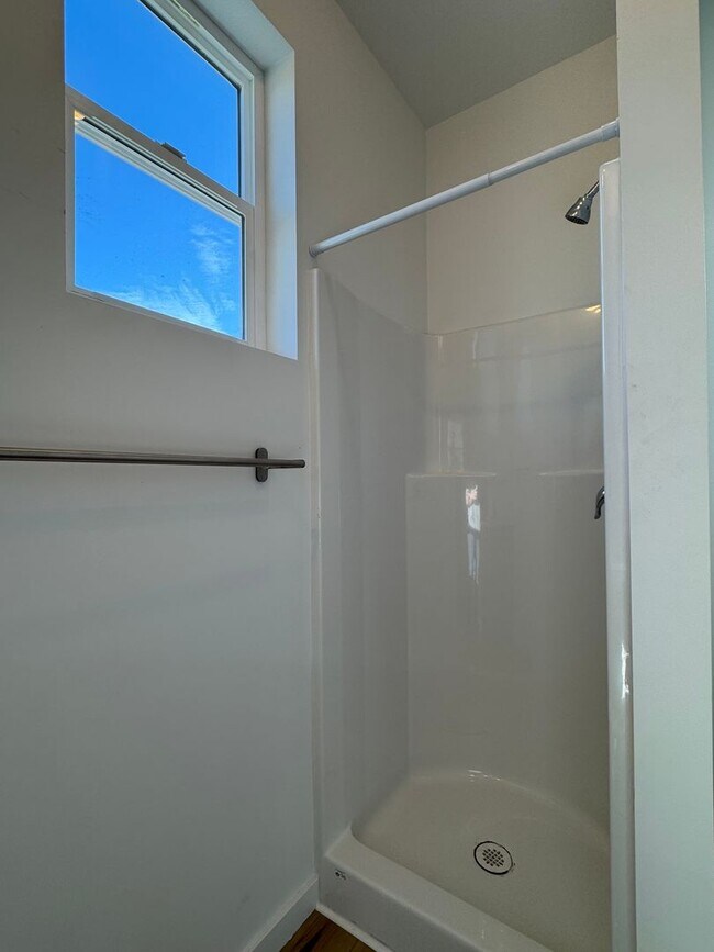 Building Photo - Spacious 4-Bedroom, 3-Bath Home with Stunning Views