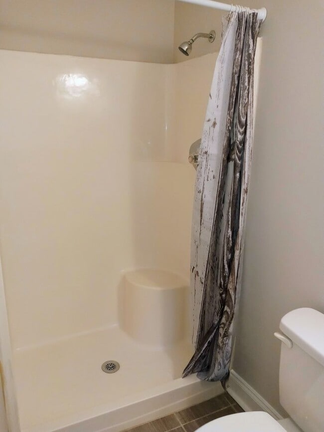Building Photo - 407 Roselawn Dr