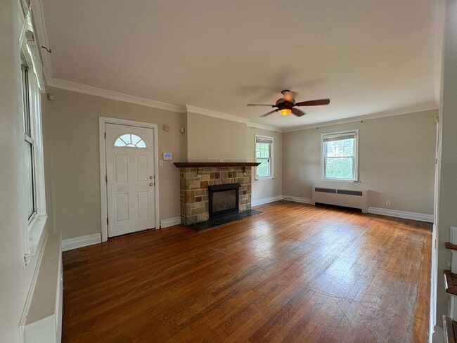 Building Photo - 3 Bedroom/1.5 bath house with Basement and Fenced Backyard!