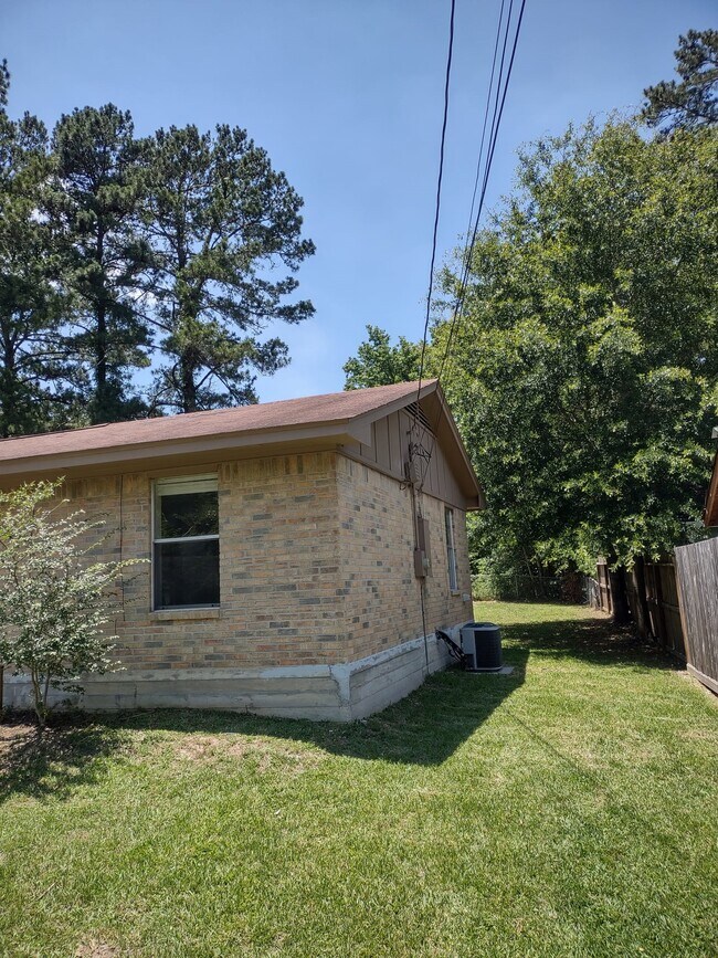 Building Photo - 102 Libby Cir
