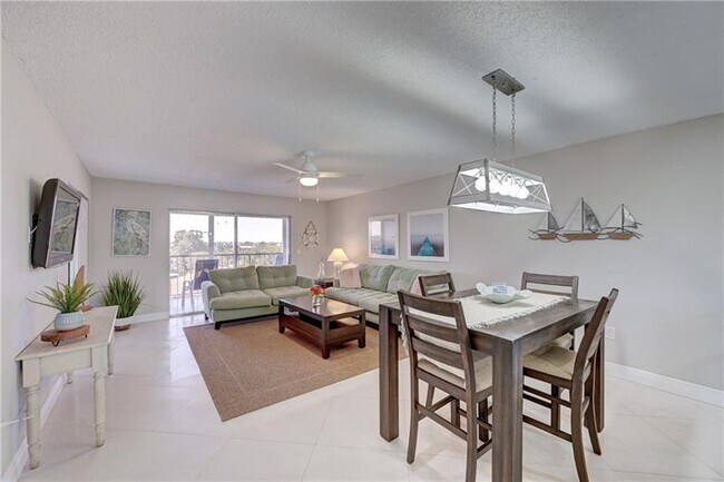 Building Photo - 4629 Poinciana St