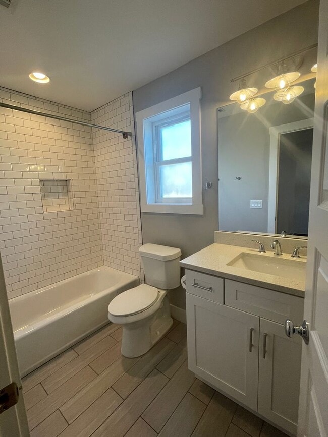 Building Photo - 561A Veritas St