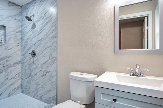 Building Photo - 2402 Ozark Dr