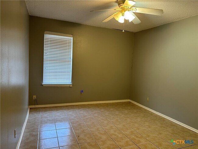 Building Photo - 1051 Country Club Dr