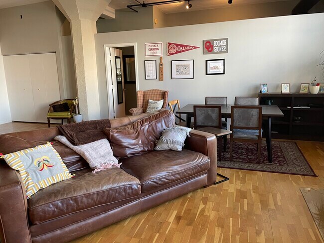 Building Photo - 621 S Plymouth Ct