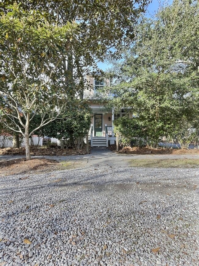 Building Photo - Commercial/Residential 3 Bedroom 3 Bath Cottage Close to Downtown Ocean Springs