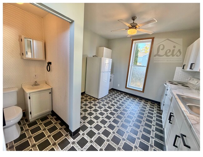 Building Photo - 502 E 5th St