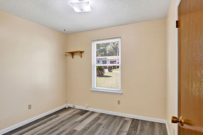 Building Photo - 3 bed 2 bath home with solar panels and la...
