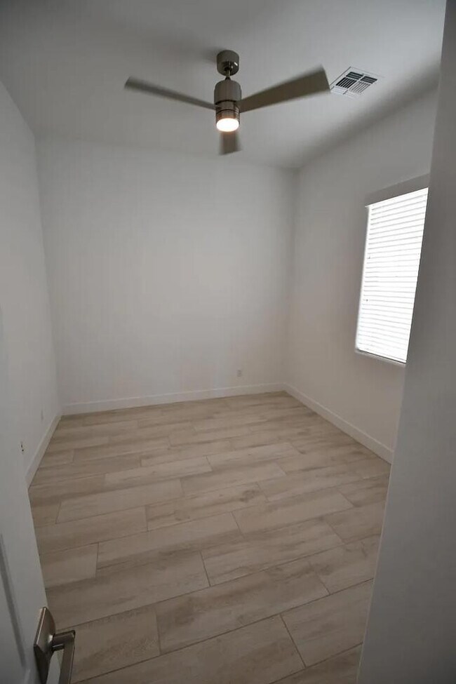 Building Photo - 820 E Ashurst Dr