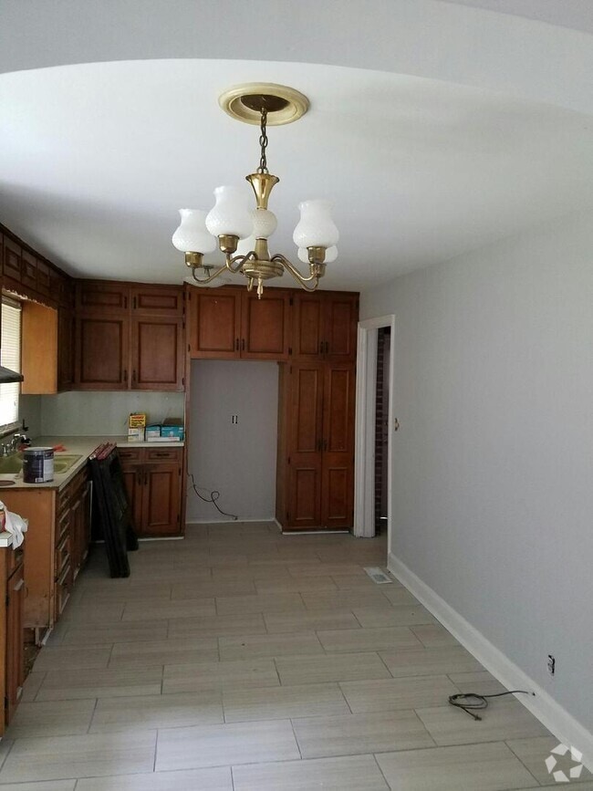 Building Photo - Newly renovated home