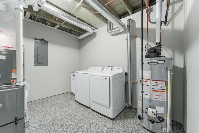 Building Photo - FURNISHED HOUSE! Short or Long Term! Large Newly Renovated Fully Furnished Modern 5 Bedroom Home ...