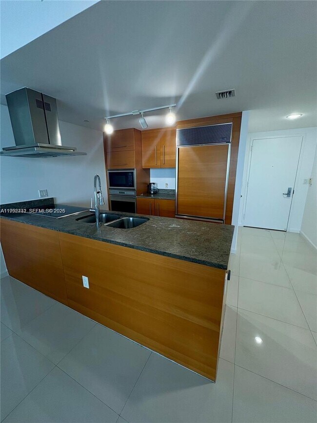 Building Photo - 495 Brickell Ave