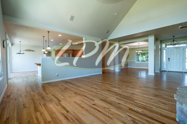 Building Photo - Spacious 3-Bedroom Home on 4.5 Acres – Pos...