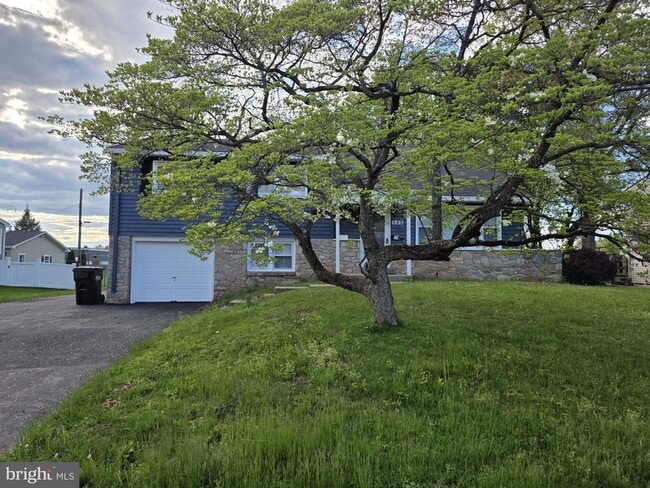 Building Photo - 217 Cherry Ln