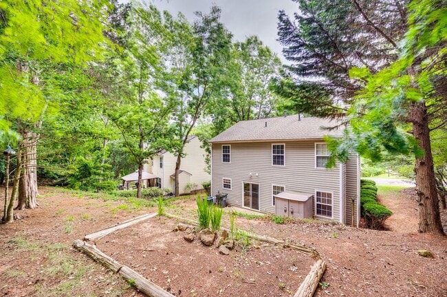 Building Photo - Beautiful, well maintained home in the hea...