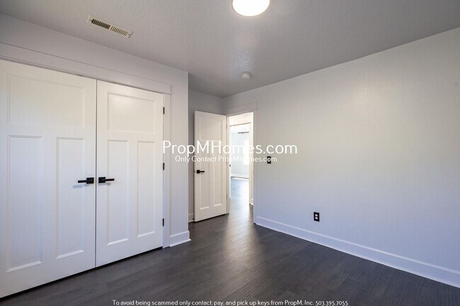 Building Photo - 11774 SE Lincoln Heights St