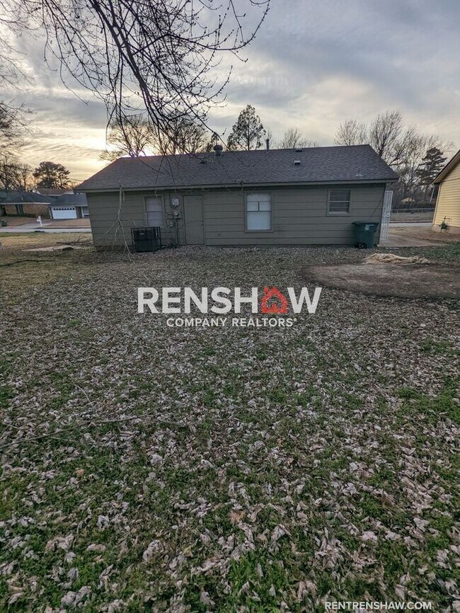 Building Photo - COMPLETELY RENOVATED 4 Bedroom / 1.5 bath ...