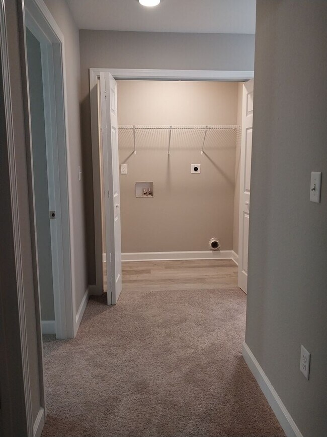 Building Photo - Gorgeous 3 Bedroom 2.5 Bath Townhome