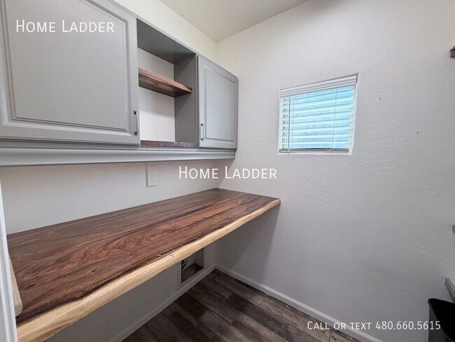 Building Photo - 915 East Gold Dust Way
