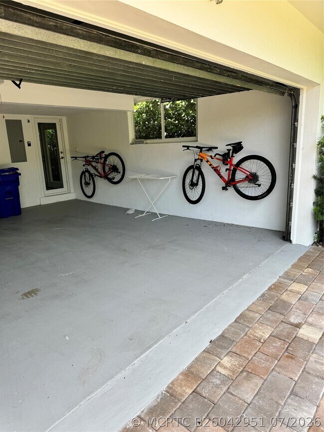 Building Photo - 2020 Coral Reef Dr