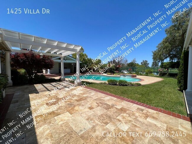 Building Photo - 1425 Villa Dr