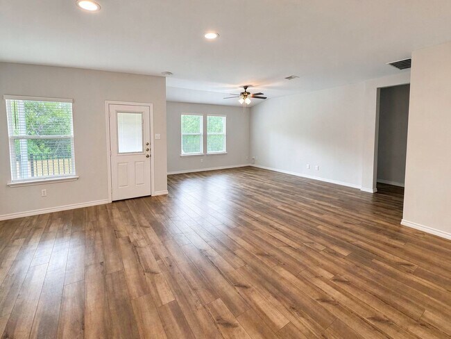 Building Photo - Spacious 4 Bed / 2.5 Bath Home with Fenced Yard & Modern Finishes in Belton