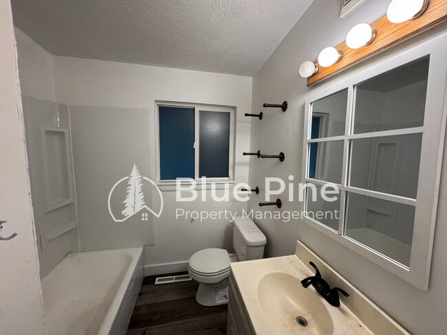 Building Photo - 1861 Gallup St