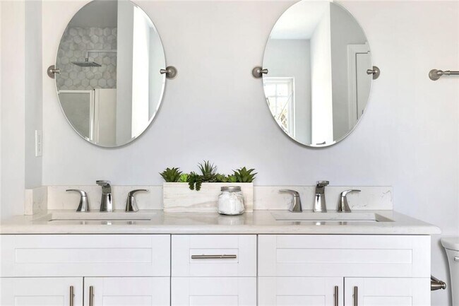 Building Photo - 56 Holly Rd NW