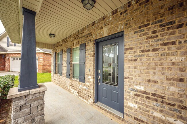 Building Photo - Charming Home Move-in Ready!