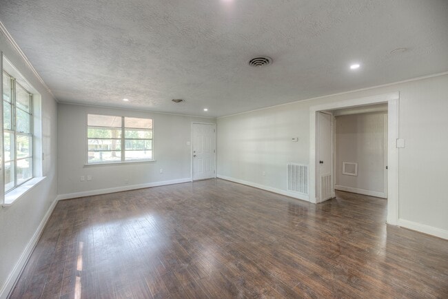 Building Photo - 234 Lakeview Dr