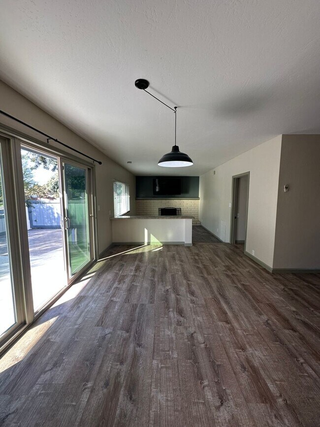 Building Photo - SE Visalia home with pool coming soon! All utilities included